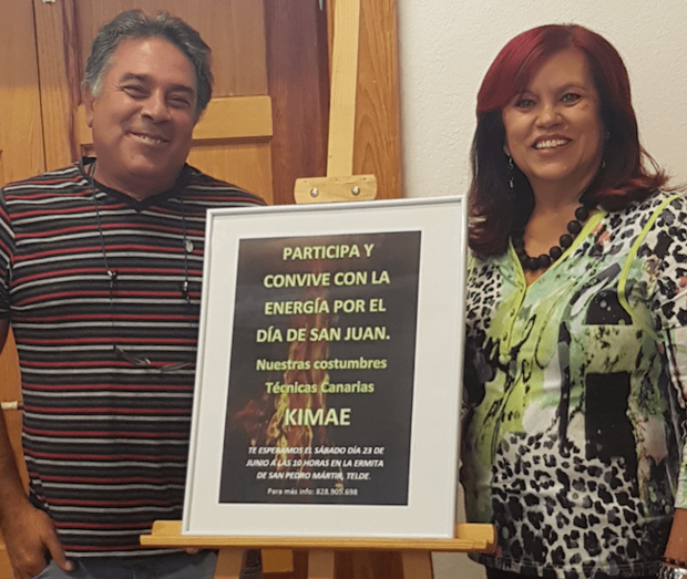 La concejala Saro Sosa (d), responsable de Participación Ciudadana, junto con uno de los promotores de la jornada (Foto TA)